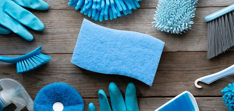 Środki czystości w kolorze niebieskim
